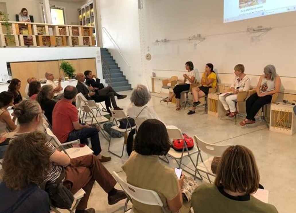 Personas atentas a un discurso sobre Sembrando Biodiversidad